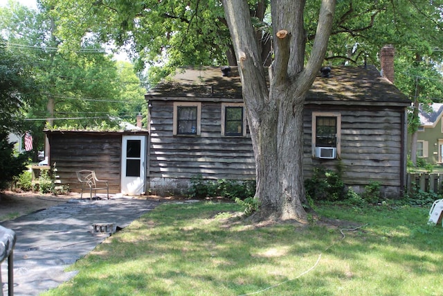 43 N Lincoln Ave, Niles, MI 49120 - view of front of home with a chimney and a front yard