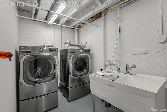 100 Billingsgate Ct, Bloomfield Hills, MI 48301 - washroom featuring independent washer and dryer and a textured wall