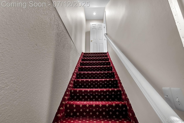100 Billingsgate Ct, Bloomfield Hills, MI 48301 - stairway with a textured wall