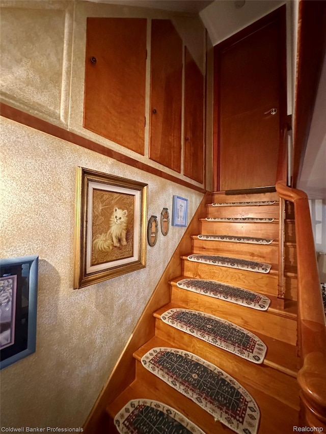 7351 Chain Lake Dr, South Branch, MI 48761 - view of stairway