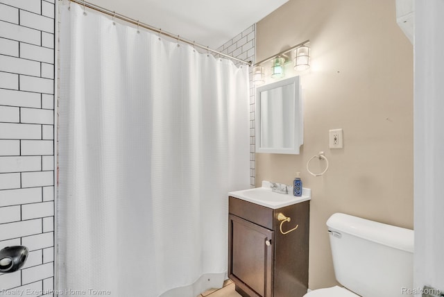 509 13th St, Port Huron, MI 48060 - full bath featuring vanity and a shower with shower curtain