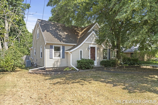 817 Central Ave, Holland, MI 49423 - view of front facade with roof with shingles and a front yard