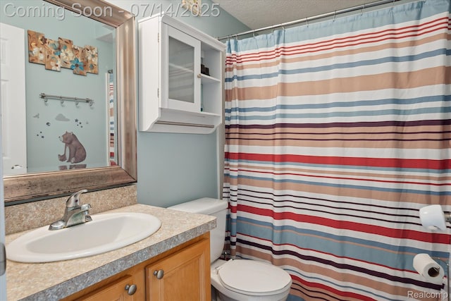 9481 Common Trl, Pinckney, MI 48169 - full bathroom with vanity, a textured ceiling, and curtained shower