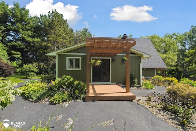 3078 Green Corners Rd, Lapeer, MI 48446 - view of front of house featuring a chimney