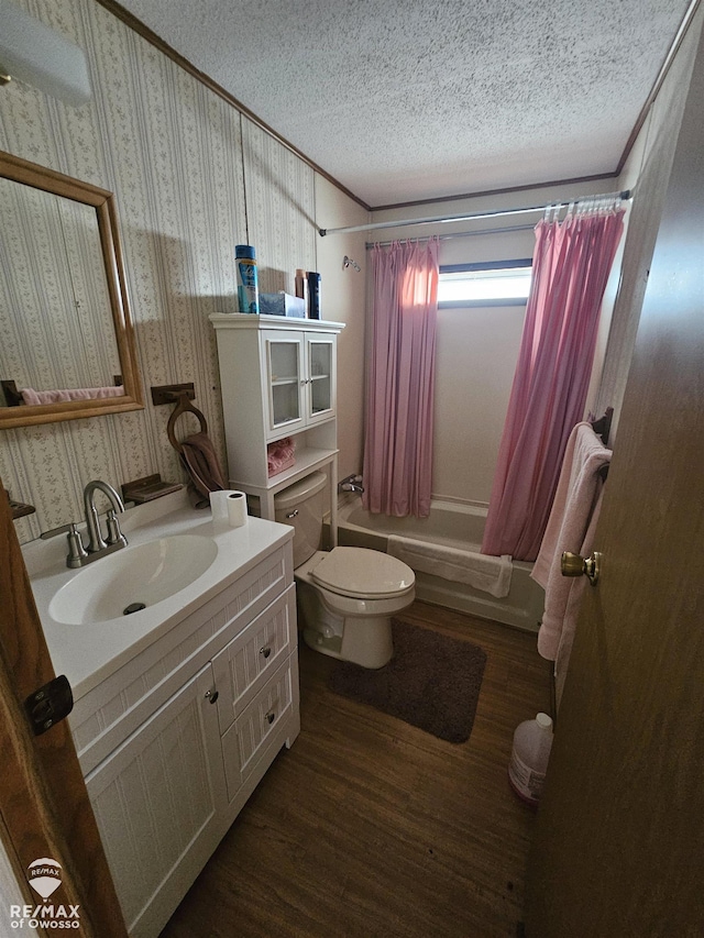 2789 Grass Lake Ave, Clare, MI 48632 - full bath featuring wallpapered walls, shower / bath combo with shower curtain, wood finished floors, vanity, and a textured ceiling