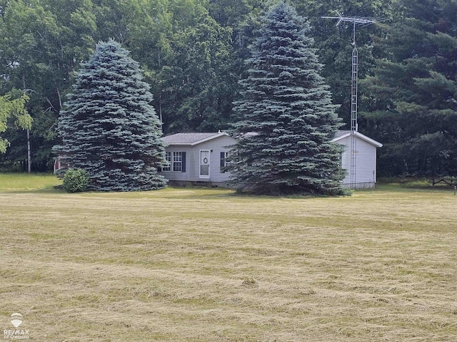 2789 Grass Lake Ave, Clare, MI 48632 - view of grassy yard featuring a view of trees