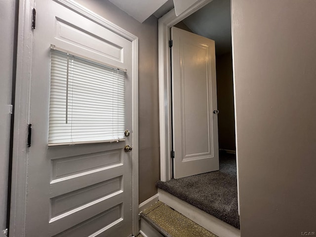 1370 University Ave, Adrian, MI 49221 - entryway with baseboards