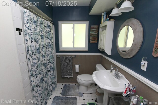 483 Rochdale Dr S, Rochester Hills, MI 48309 - full bathroom featuring a wainscoted wall, tile patterned floors, and a shower with shower curtain