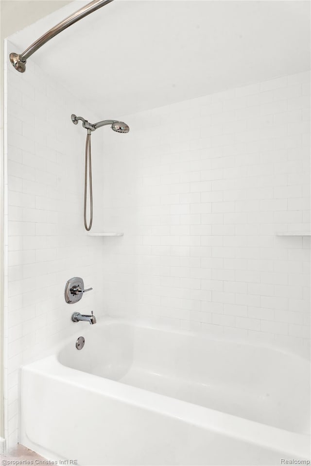 4770 Hedgewood Dr, Bloomfield Hills, MI 48301 - full bath featuring  shower combination