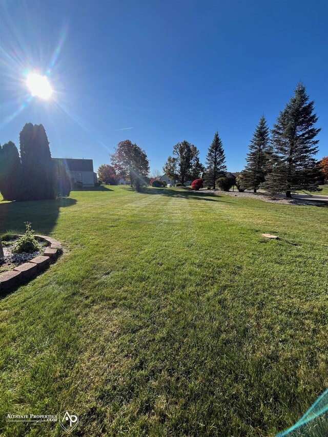 9330 Pinecrest Ct, Davison, MI 48423 - view of grassy yard