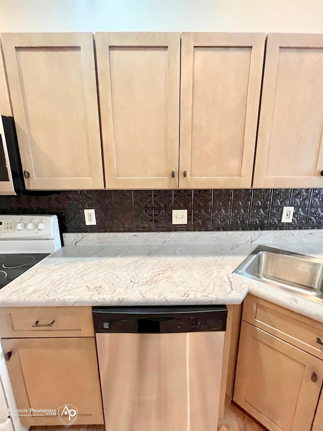 9330 Pinecrest Ct, Davison, MI 48423 - kitchen featuring stainless steel appliances and light brown cabinets