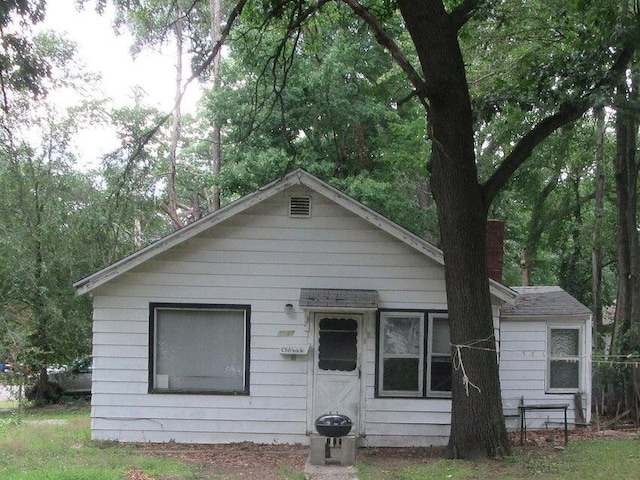 3237 Sanford St, Muskegon, MI 49444 - view of front facade featuring a chimney