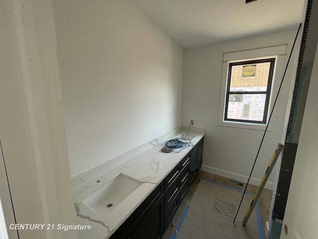 8884 Copper Ct, Freeland, MI 48623 - full bath with double vanity and baseboards