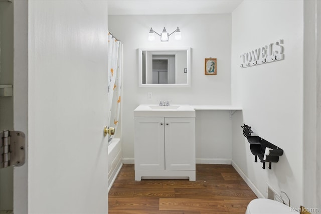 1612 Fischer Dr, Saginaw, MI 48601 - bathroom featuring wood finished floors, vanity, and shower / bath combo