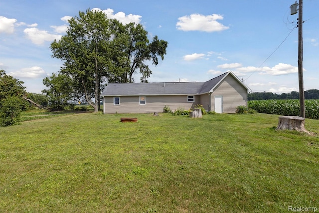1612 Fischer Dr, Saginaw, MI 48601 - back of property with a yard