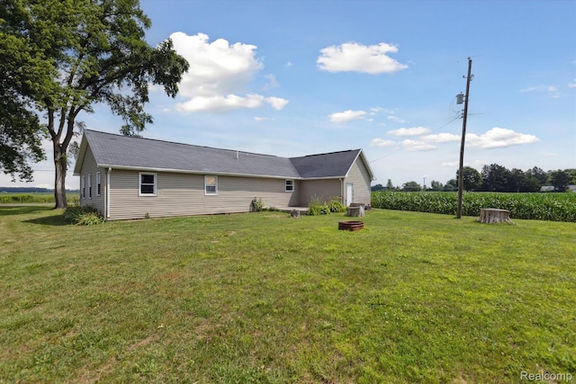 1612 Fischer Dr, Saginaw, MI 48601 - rear view of house featuring a yard