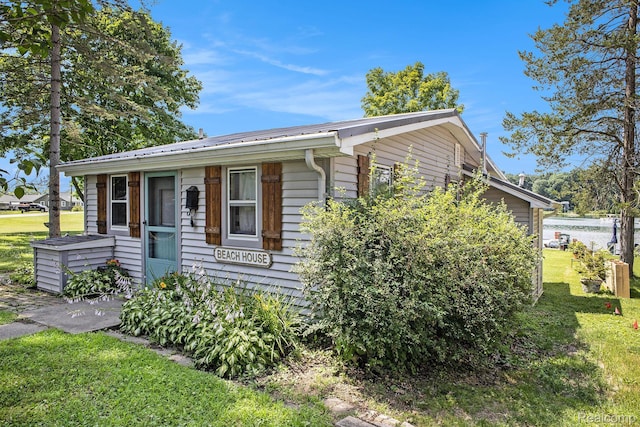 636 Swains Lake Dr, Concord, MI 49237 - bungalow featuring a front lawn and a metal roof