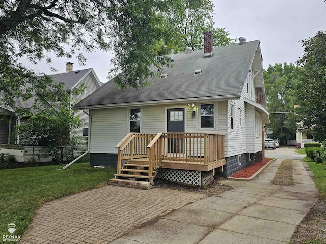 624 E Comstock St, Owosso, MI 48867 - view of front facade featuring a chimney and a shingled roof