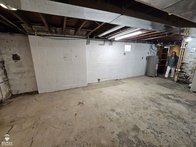 624 E Comstock St, Owosso, MI 48867 - below grade area featuring water heater