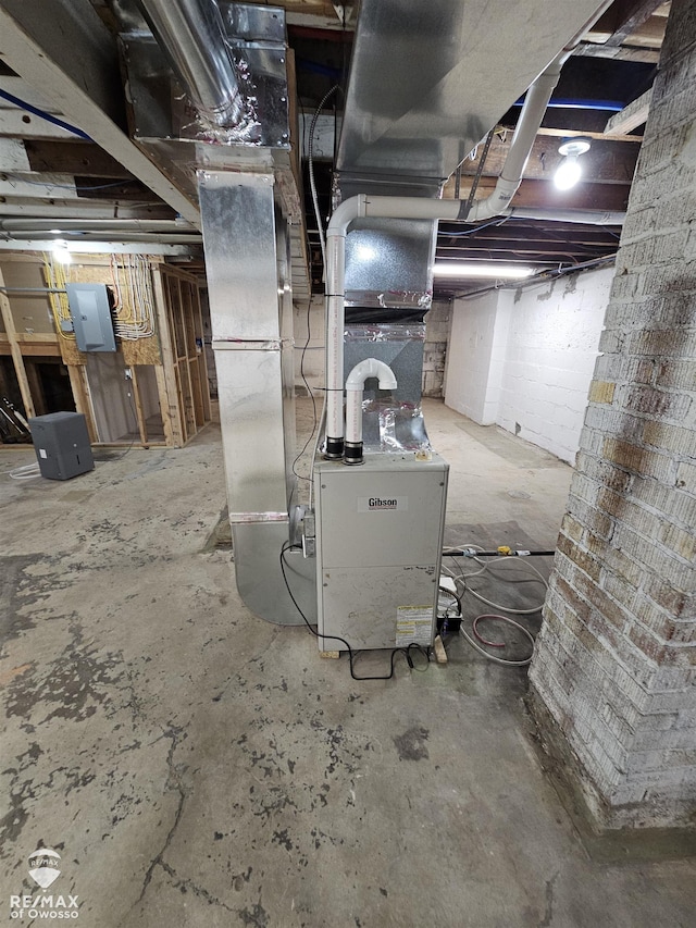 624 E Comstock St, Owosso, MI 48867 - utility room featuring electric panel