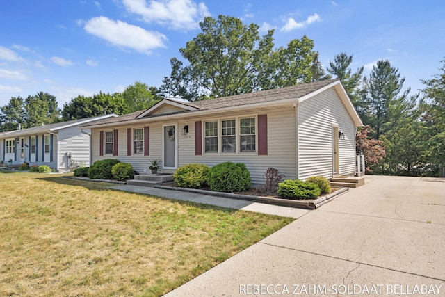 3520 Auburn Ave NE, Grand Rapids, MI 49525 - ranch-style house featuring a front yard