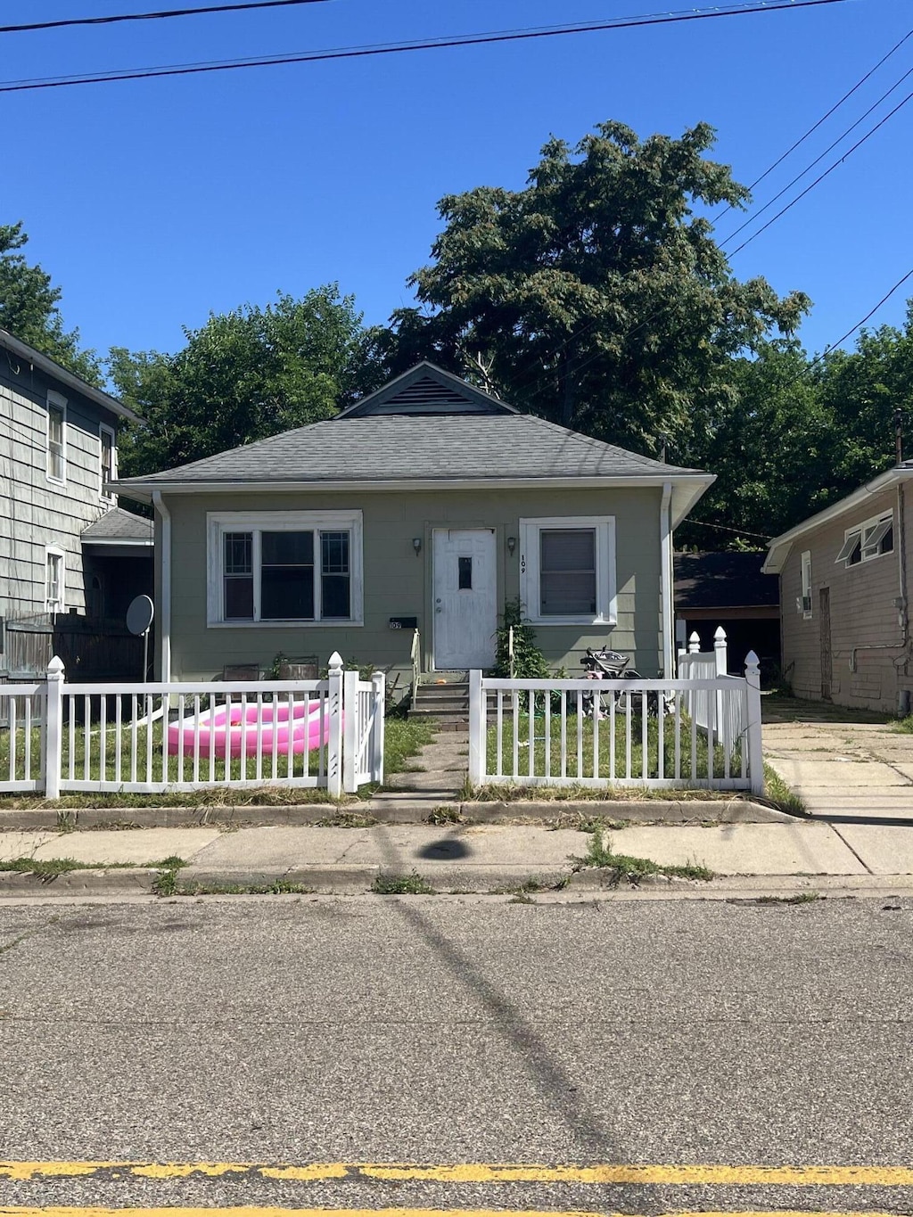 109 Calhoun St, Battle Creek, MI 49017 - bungalow-style house with a fenced front yard