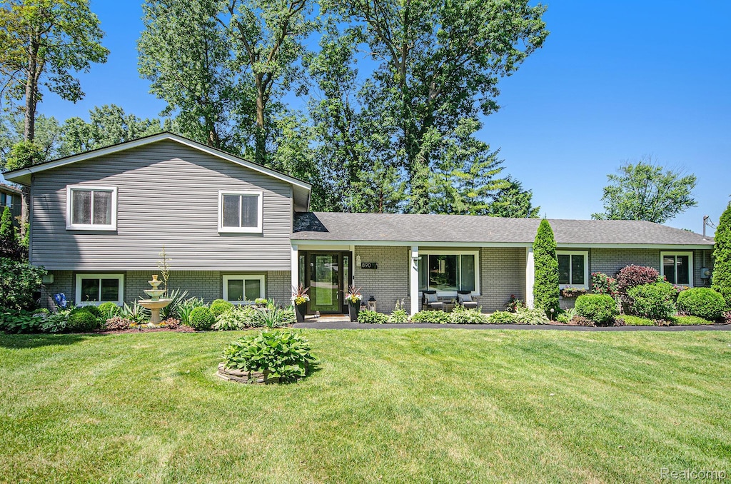 890 Beachway Dr, White Lake, MI 48383 - photo 1