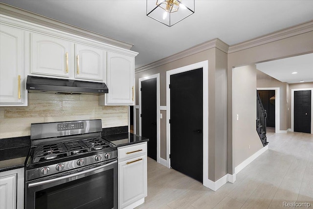 15924 Myrtle Dr, Macomb, MI 48042 - kitchen featuring stainless steel range with gas cooktop, under cabinet range hood, decorative backsplash, crown molding, and light wood finished floors