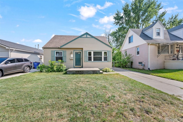 8460 Busko Ave, Utica, MI 48093 - bungalow-style house featuring a front yard