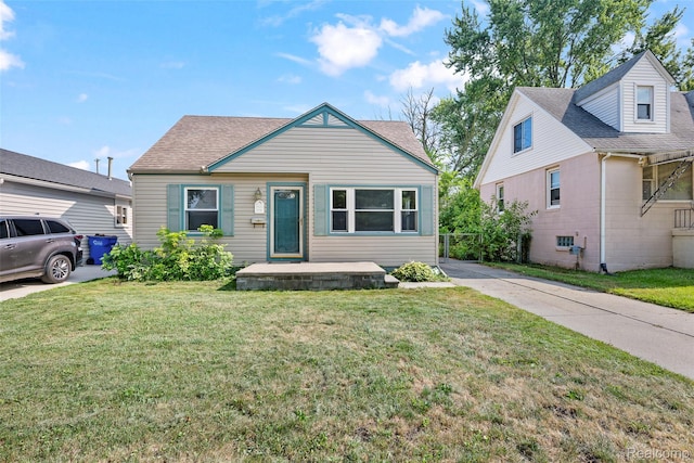 8460 Busko Ave, Utica, MI 48093 - bungalow-style home with a front lawn and roof with shingles