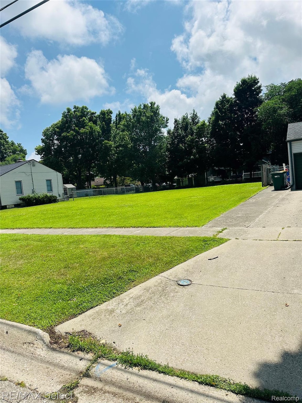 1252 Beatrice St, Flushing, MI 48433 - photo 2