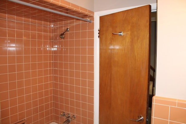 2906 Syracuse St, Dearborn, MI 48124 - bathroom view of washtub / shower combination