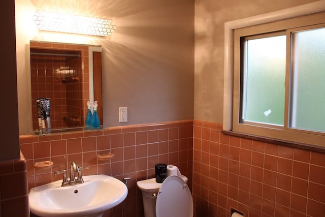 2906 Syracuse St, Dearborn, MI 48124 - bathroom featuring a sink and toilet