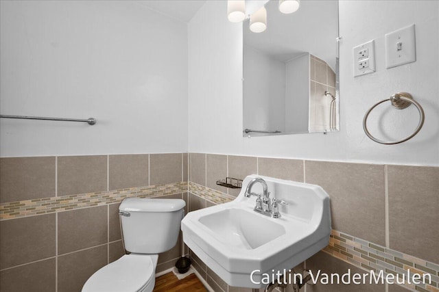1340 Ashland Ave NE, Grand Rapids, MI 49505 - bathroom featuring tile walls and a wainscoted wall