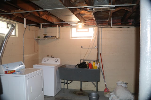 1122 Aberdeen St NE, Grand Rapids, MI 49505 - laundry room featuring separate washer and dryer