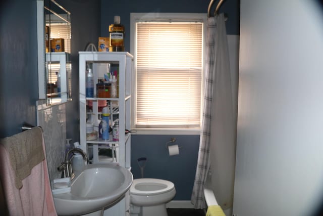1122 Aberdeen St NE, Grand Rapids, MI 49505 - full bath with vanity and shower / bath combo with shower curtain