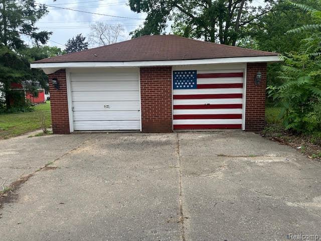 12100 Elmview St, Romulus, MI 48174 - view of detached garage