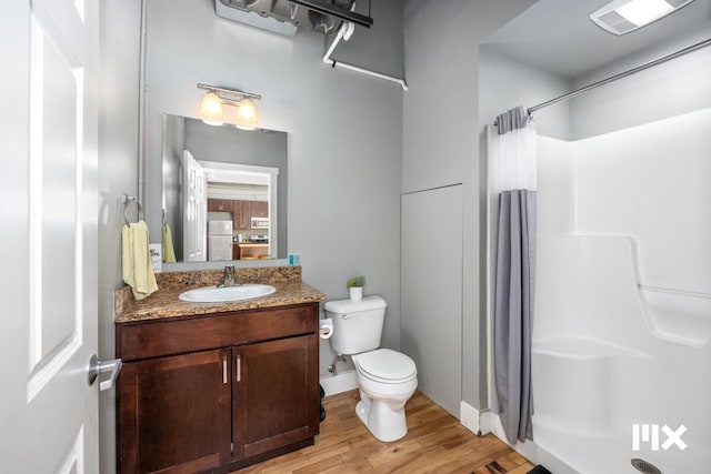 139 Pearl St NW, Grand Rapids, MI 49503 - full bath with wood finished floors, curtained shower, and vanity