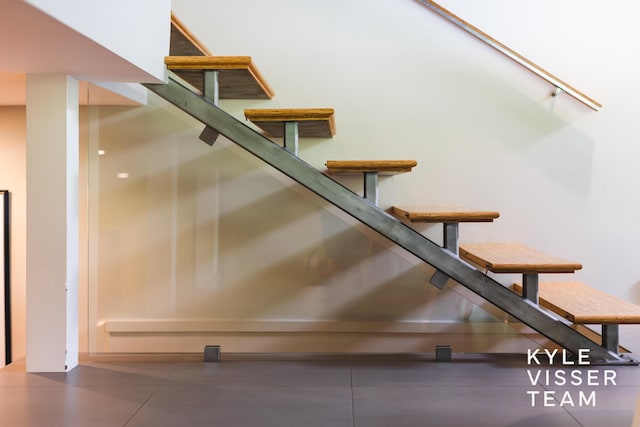 130 Robinwood Ave SE, Grand Rapids, MI 49506 - view of stairs