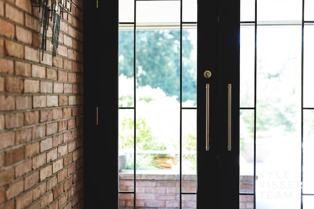 130 Robinwood Ave SE, Grand Rapids, MI 49506 - detailed view of brick wall