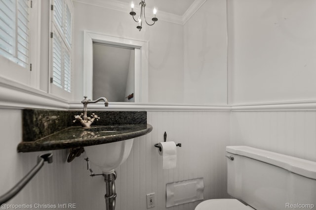 532 Wallace St, Southfield, MI 48009 - bathroom featuring crown molding, wainscoting, and a decorative wall