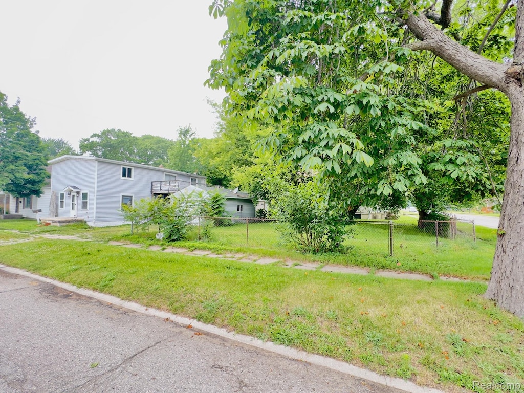 909 Elmwood St, Port Huron, MI 48060 - view of yard
