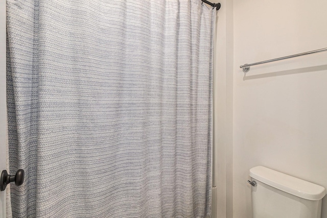 6217 S Trailwoods Dr, Ann Arbor, MI 48103 - bathroom with toilet and a shower with shower curtain
