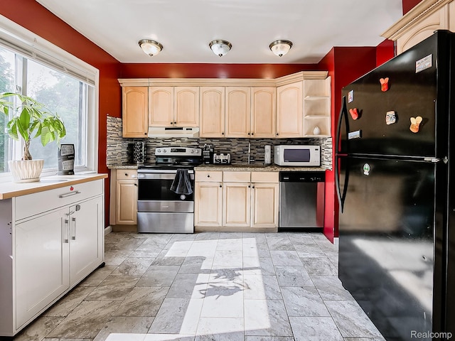 900 Surrey Hts, Northville, MI 48186 - photo 2