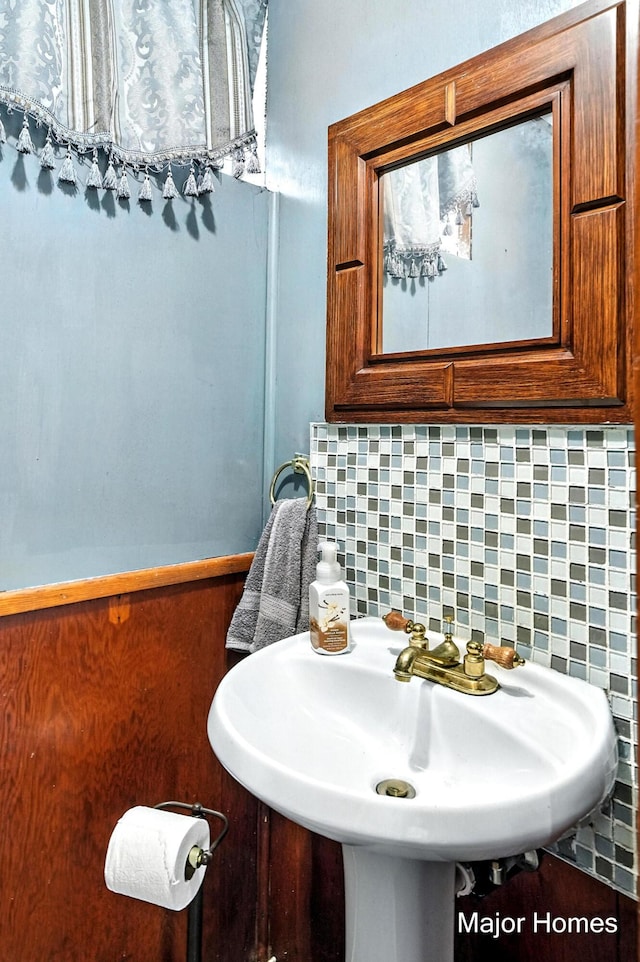 1435 Sweet St NE, Grand Rapids, MI 49505 - bathroom with tasteful backsplash and a sink