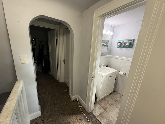 26 Edna Ave, Pontiac, MI 48341 - hallway with arched walkways and wainscoting