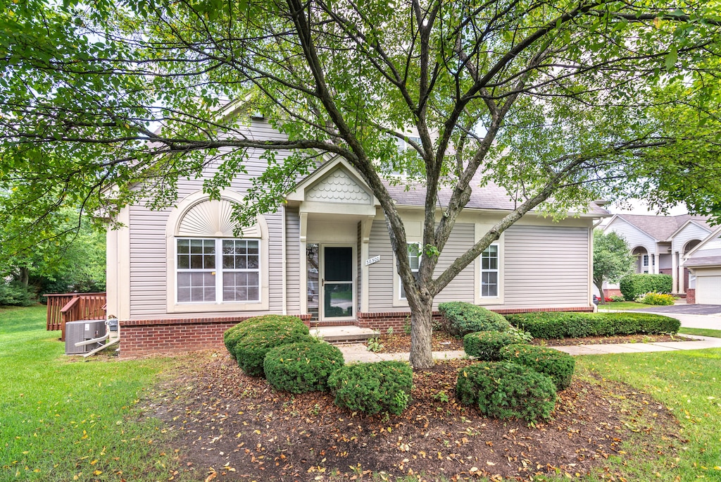38500 Saratoga Cir, Farmington Hills, MI 48331 - photo 1