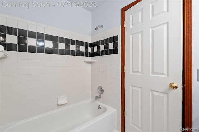 260 Forest Crest Dr, Commerce Twp, MI 48390 - full bathroom featuring washtub / shower combination