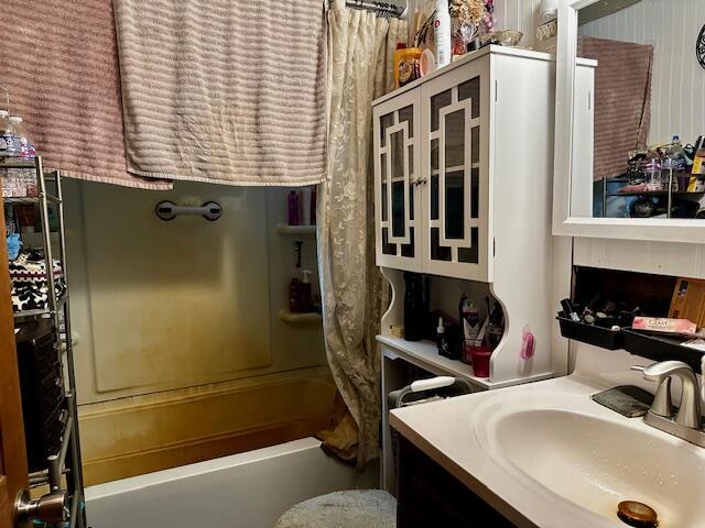 8210 E Pierce Rd, Hesperia, MI 49421 - full bath featuring vanity and shower / tub combo with curtain