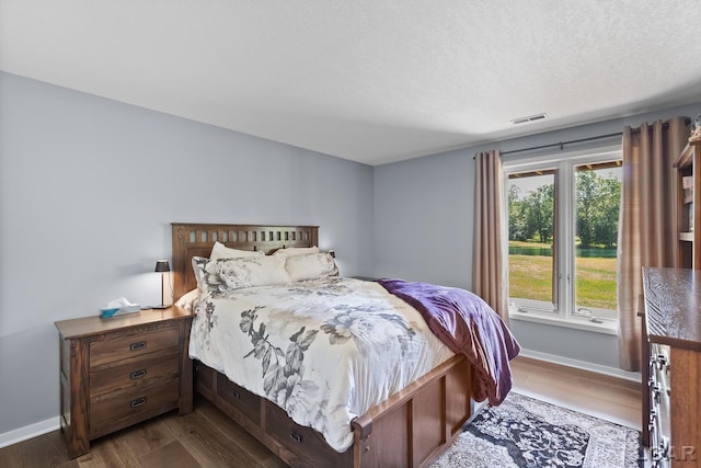 579 Budlong St, Adrian, MI 49221 - bedroom with dark wood finished floors and a textured ceiling